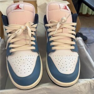 Jordan Air 1 Low SE in White and Navy